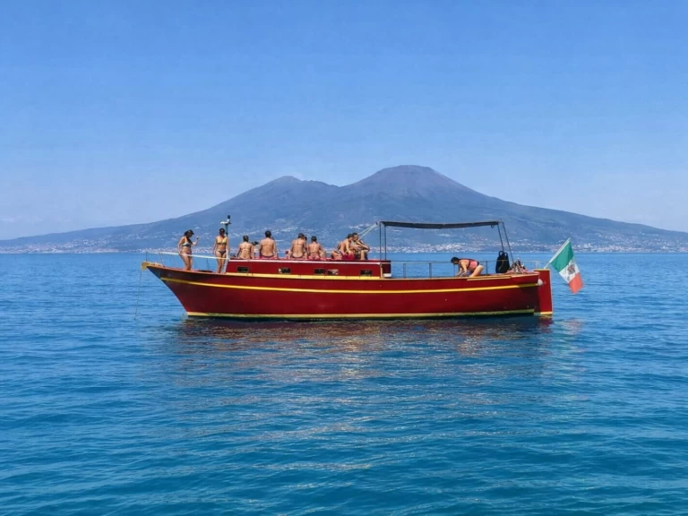 Barca a motore a noleggio a Porto di Torre del Greco al miglior prezzo