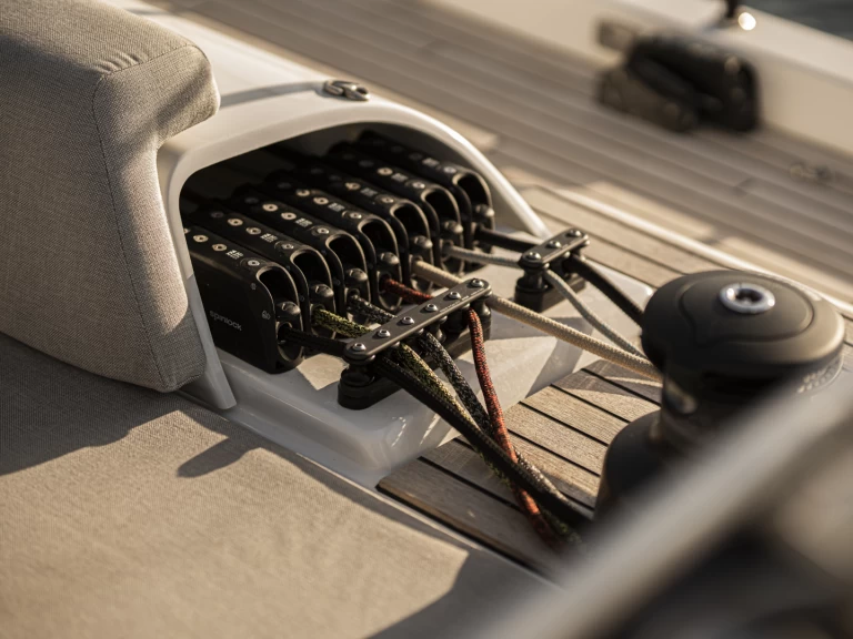 Barca a vela a noleggio a Lávrio al miglior prezzo