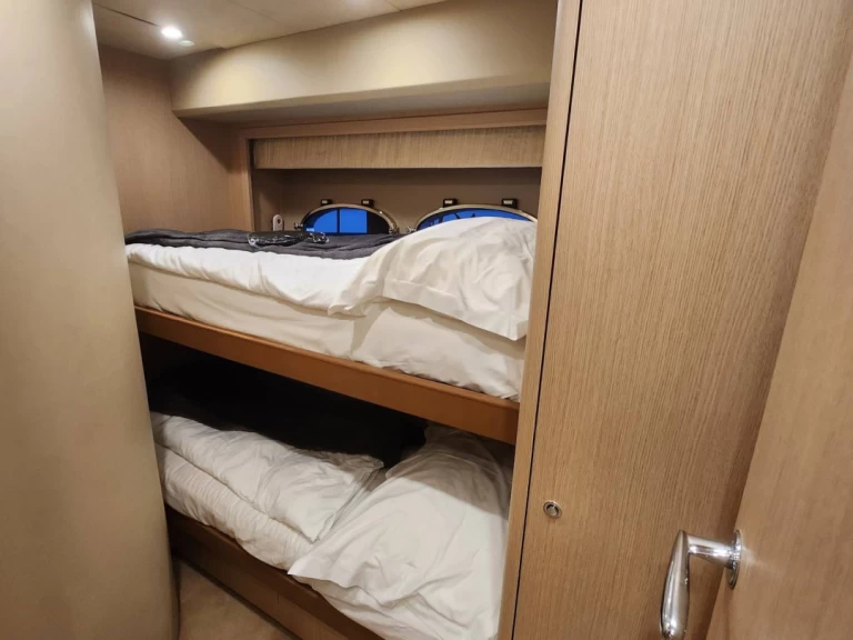 Yacht di lusso a noleggio a Podstrana al miglior prezzo