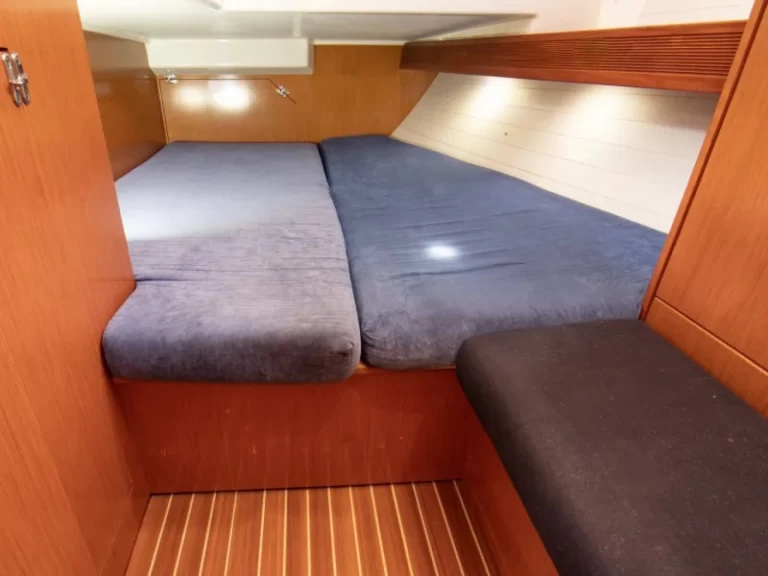 Noleggiare una Bavaria Bavaria 40 a Nikiána