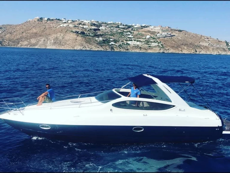 Barca a motore a noleggio a Vlychada al miglior prezzo