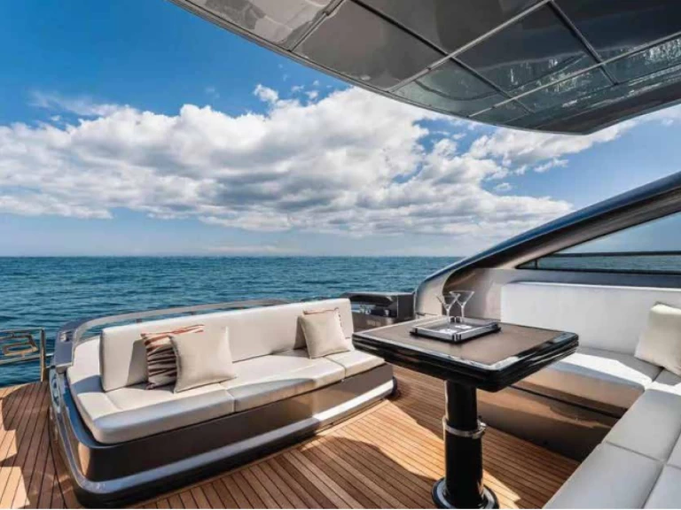 Noleggio Barca a motore con o senza skipper Pershing a Castellammare di Stabia