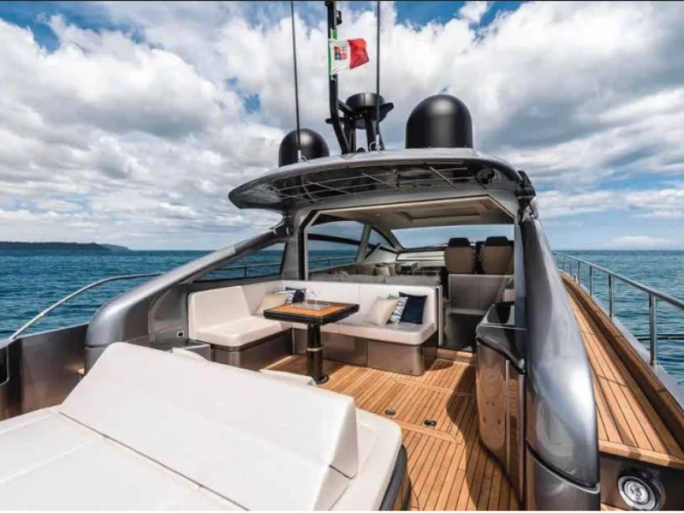 Noleggio Barca a motore Pershing con patente nautica