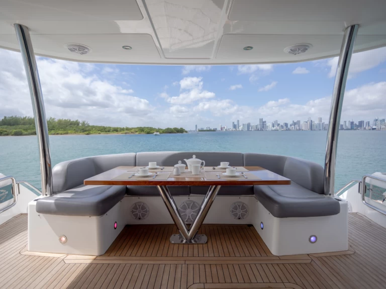 Noleggio Yacht di lusso Sunseeker con patente nautica