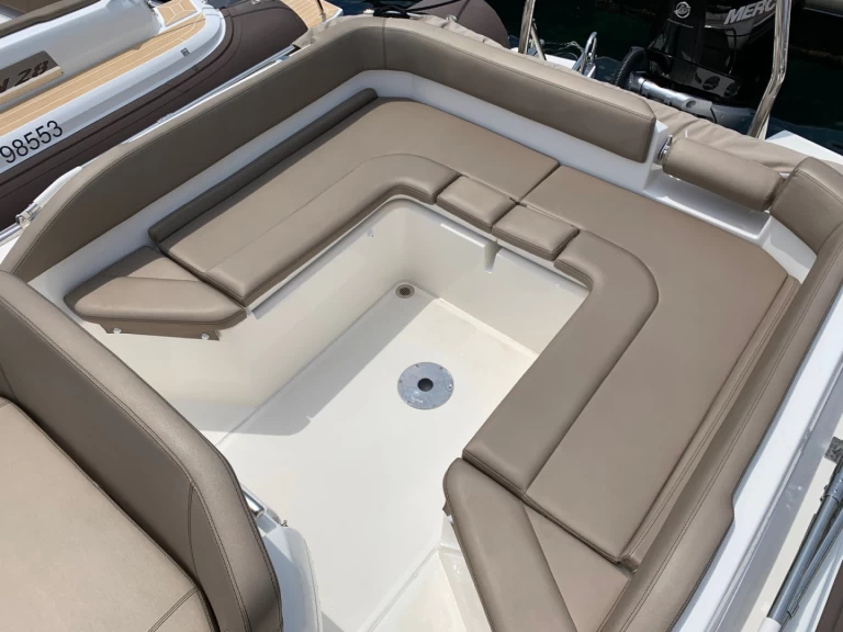 Noleggio Gommone Joker Boat con patente nautica