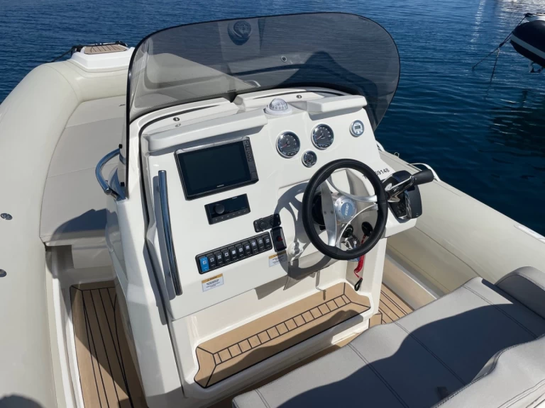 Noleggio Gommone Joker Boat con patente nautica