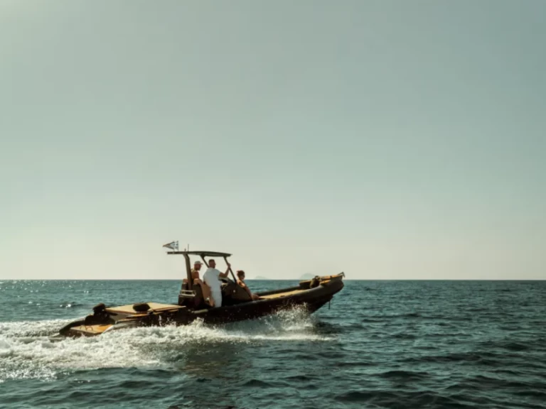 Gommone a noleggio a Vlychada al miglior prezzo