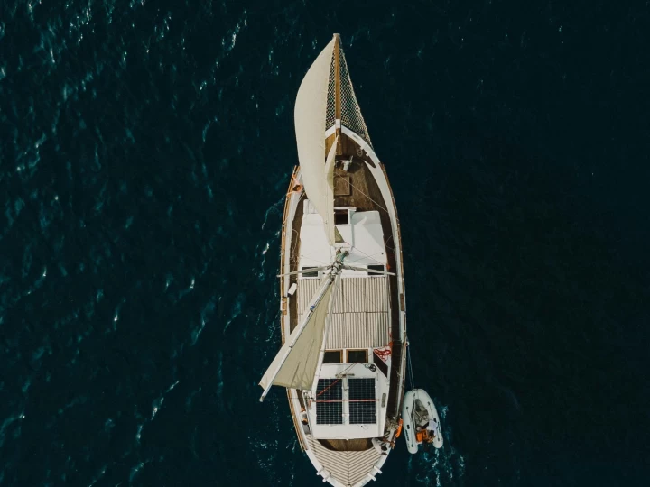 Noleggiare una Custom trehandiri a Vlychada