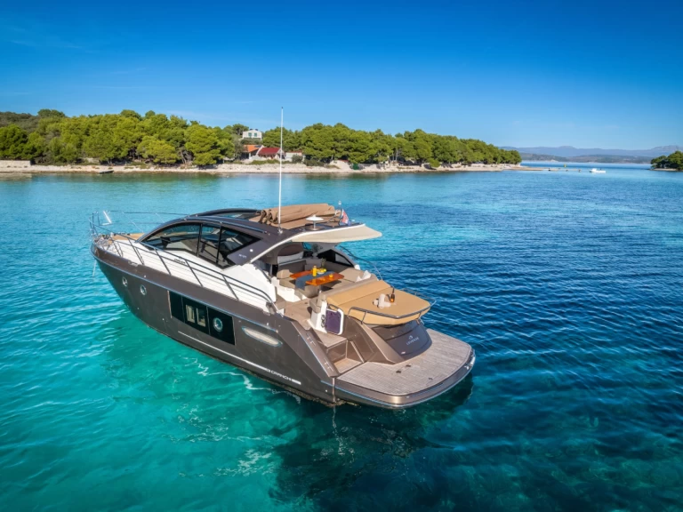 Noleggiare una Cranchi M 44 Hard Top a Spalato