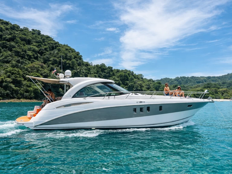 Noleggiare una Cruiser Yachts 400 Express a Coco Bay
