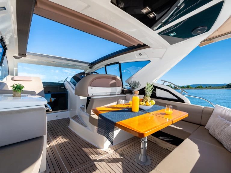 Noleggiare una Cranchi Cranchi M44 HT a Kaštel Gomilica