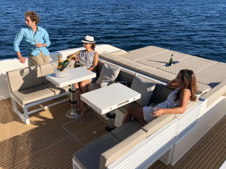 Yacht di lusso a noleggio a Álimos al miglior prezzo