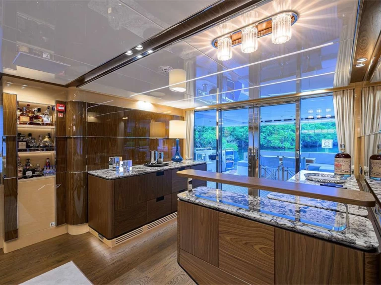 Noleggio Yacht di lusso Cantiere delle Marche con patente nautica