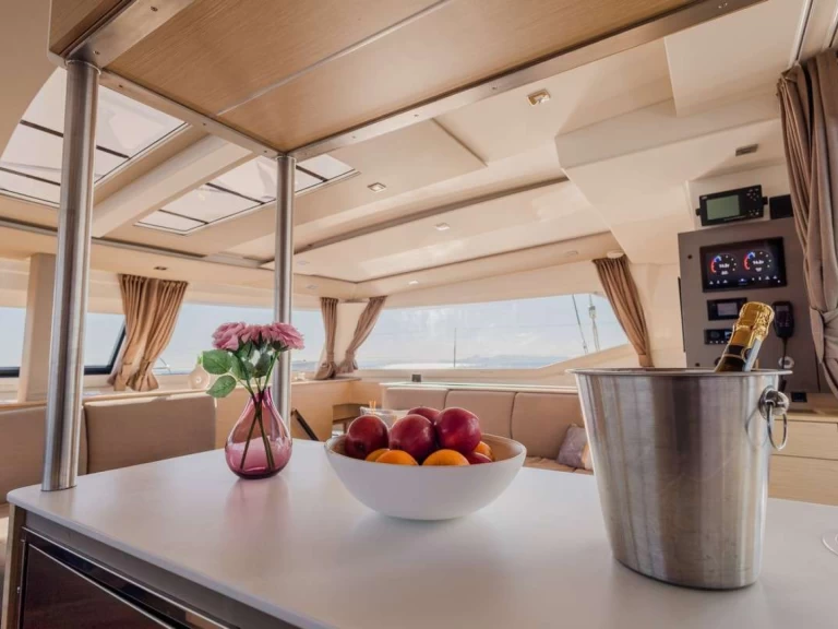 Noleggio Yacht di lusso Fountaine Pajot con patente nautica