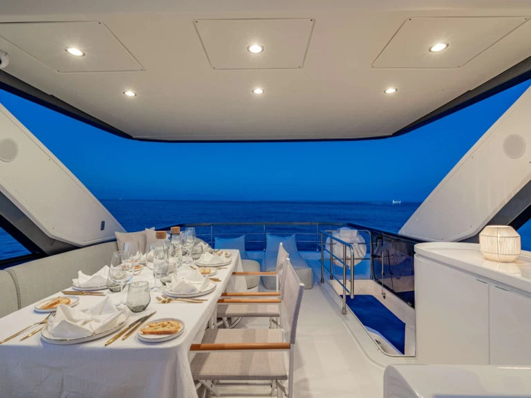 Noleggio Yacht di lusso Azimut con patente nautica