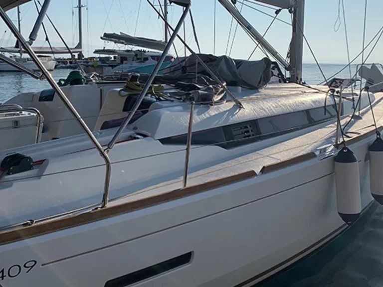 Noleggio Barca a vela Jeanneau con patente nautica