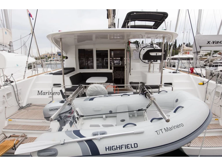 Catamarano a noleggio a Lávrio al miglior prezzo