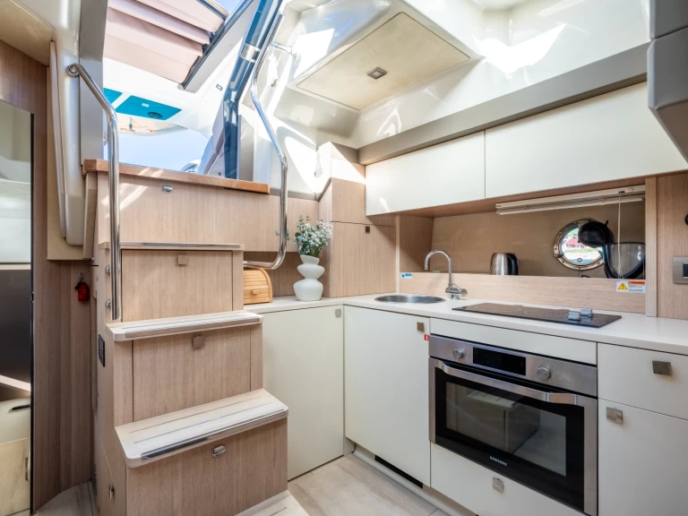 Noleggiare una Cranchi Cranchi M44 HT a Kaštel Gomilica