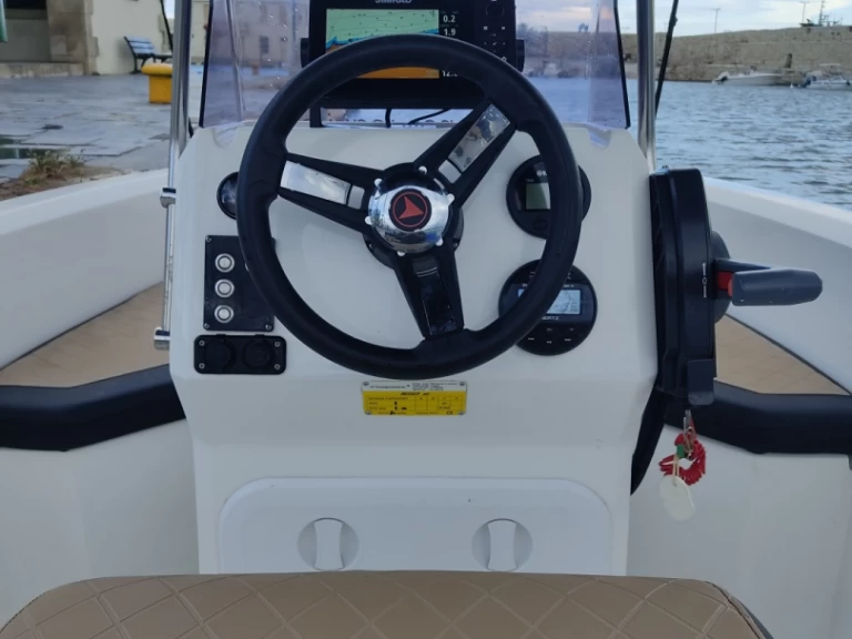 Noleggio Barca a motore Compass con patente nautica