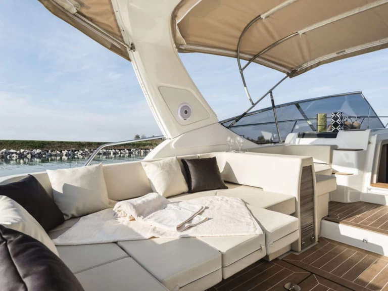 Noleggio Barca a motore con o senza skipper Cranchi a Sorrento