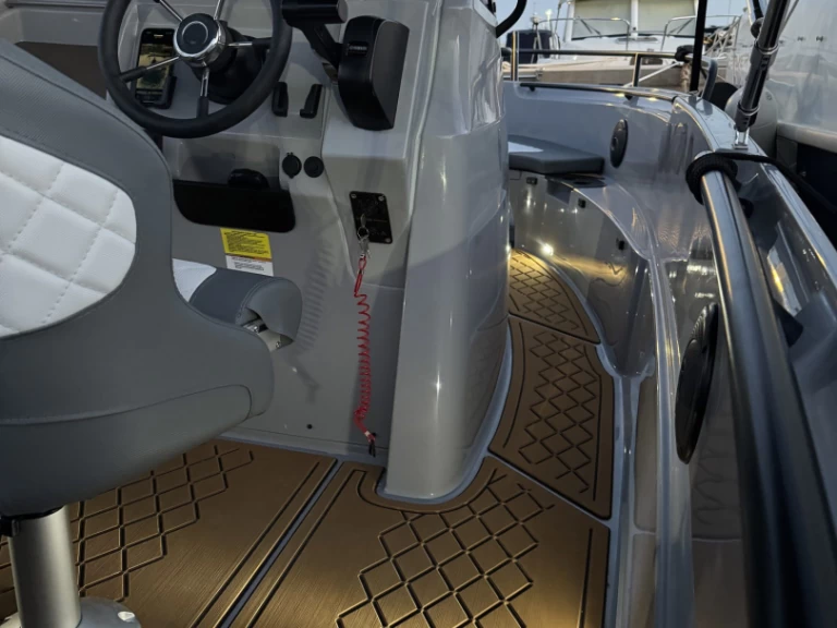 Barca a motore a noleggio a Sant Antoni de Portmany al miglior prezzo