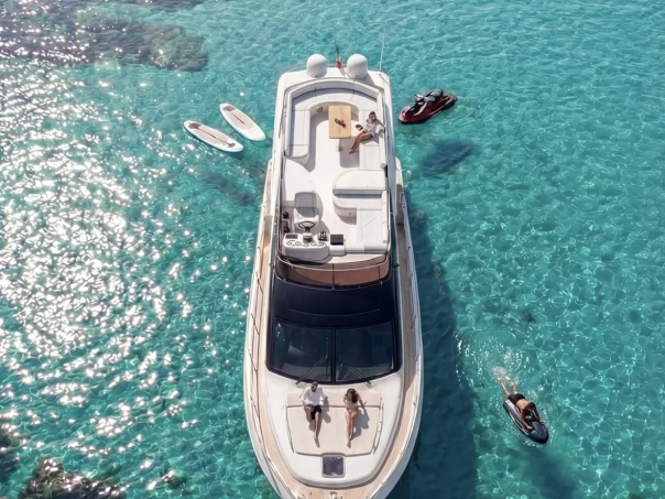 Barca a motore a noleggio a Portisco al miglior prezzo