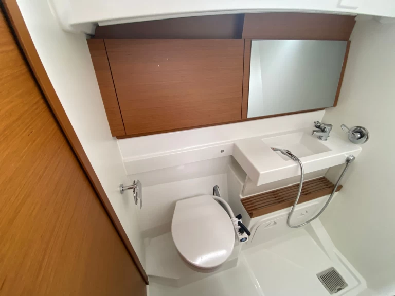 Jeanneau Sun Odyssey 490 da affittare a  Nettuno