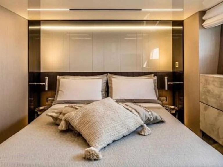 Noleggio Yacht di lusso Cranchi con patente nautica