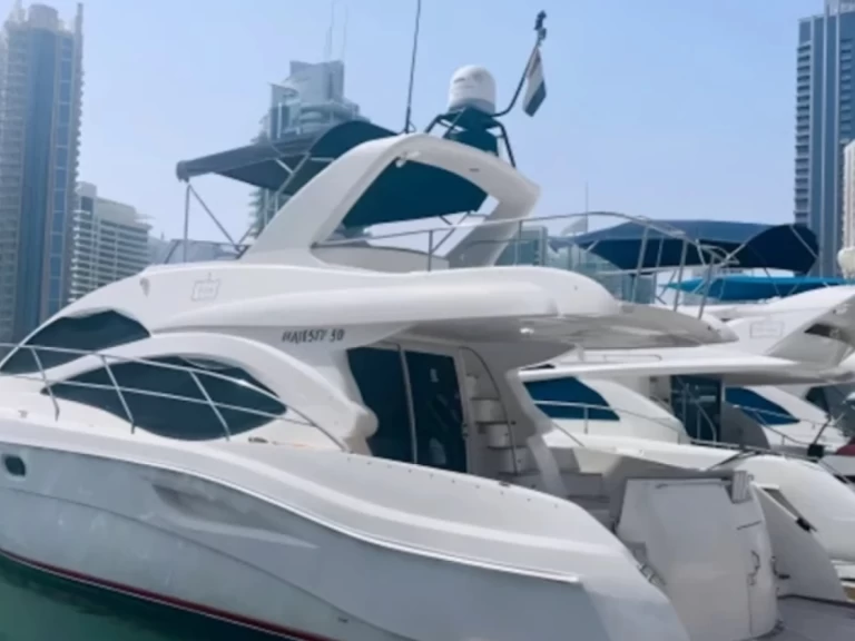 Yacht di lusso a noleggio a Dubai Marina al miglior prezzo