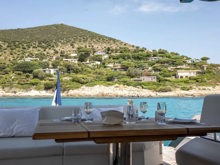 Noleggio barche Sunseeker Predator 64 a Saint-Tropez su Samboat