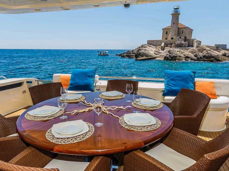 Noleggiare una Ferretti Ferretti 880 a Seget Donji