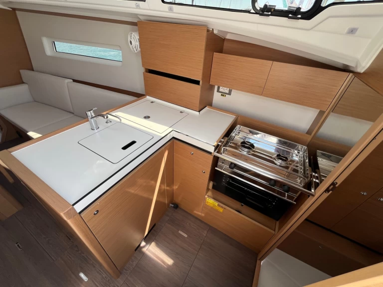 Jeanneau Sun Odyssey 350 da affittare a  Nettuno