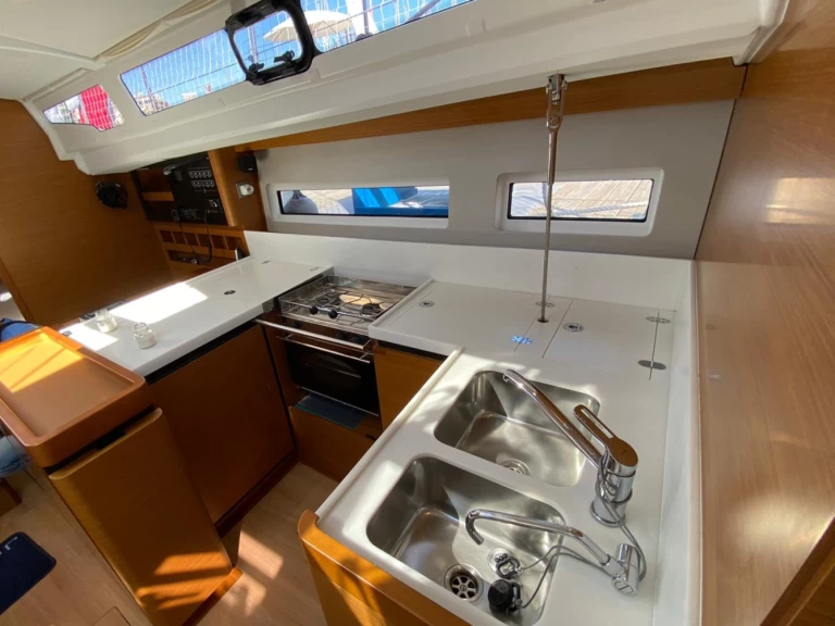Noleggio barche Jeanneau Sun Odyssey 440 a Nettuno su Samboat