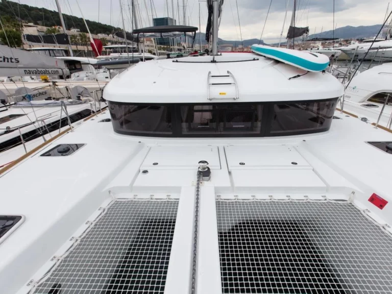 Catamarano a noleggio a Lávrio al miglior prezzo