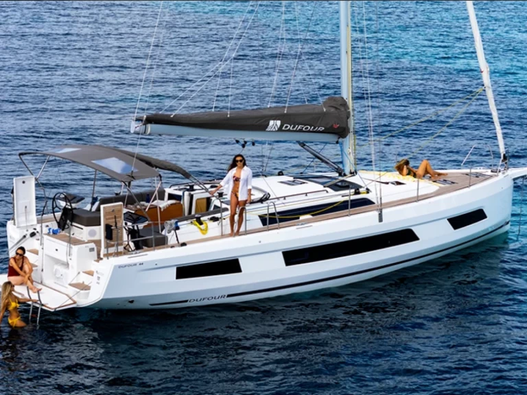 Noleggiare una Dufour Dufour 44 a Álimos