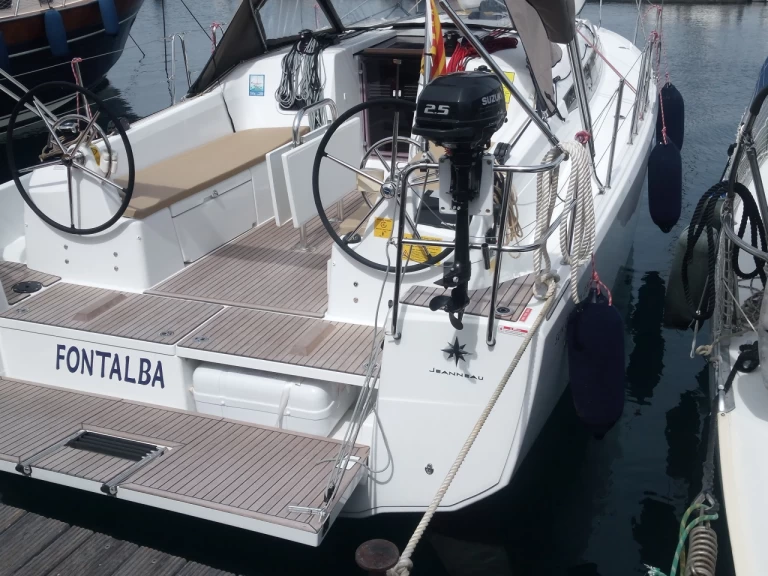Noleggio Barca a vela Jeanneau con patente nautica