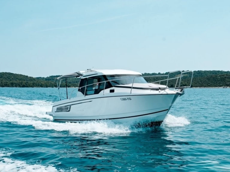 Noleggiare una Jeanneau Merry Fisher 795 a Trogir