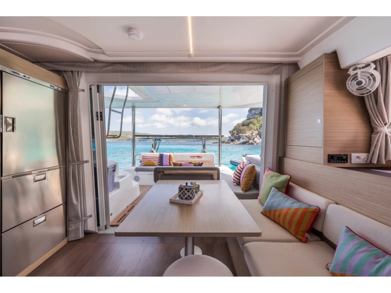 Noleggio Catamarano Lagoon con patente nautica