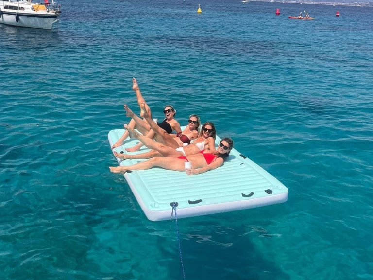 Noleggiare una Four Winns Sundowner 285 a Cannes