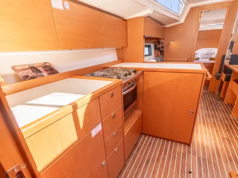 Noleggiare una Bavaria Bavaria C38 a Nikiána