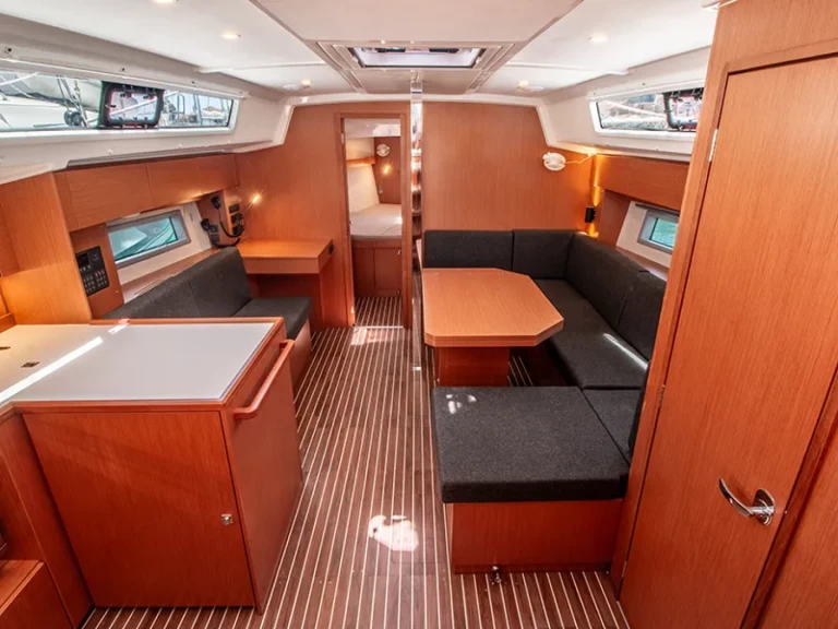 Noleggiare una Bavaria Bavaria C42 a Nikiána