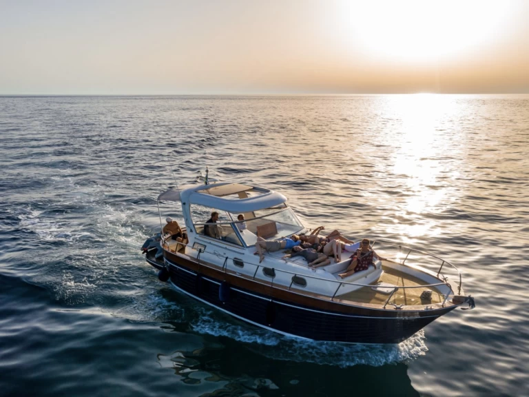 Barca a motore a noleggio a Sorrento al miglior prezzo