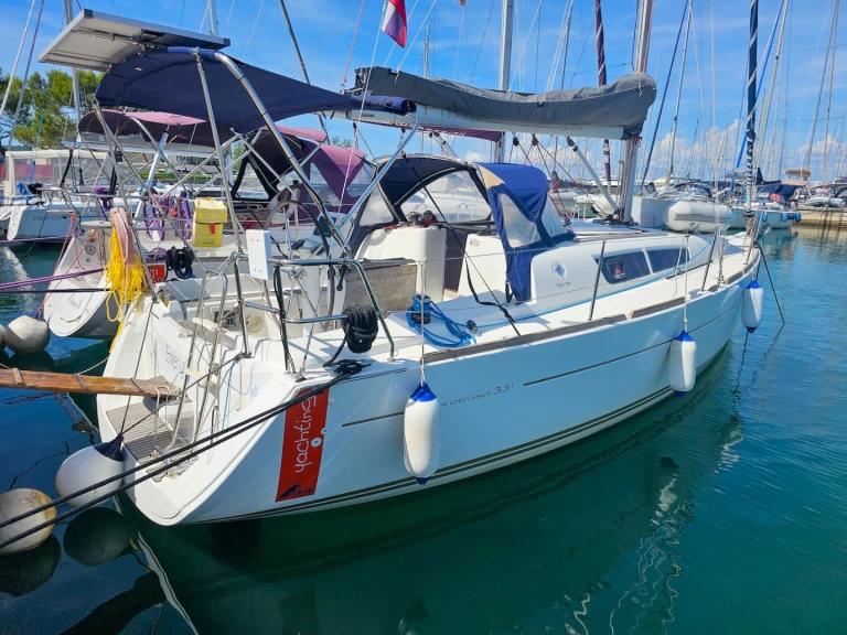Noleggiare una Jeanneau Sun Odyssey 33i a Isola