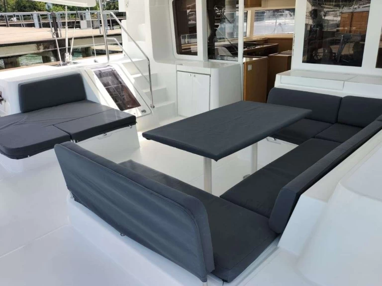 Yacht di lusso a noleggio a Phuket (City) al miglior prezzo