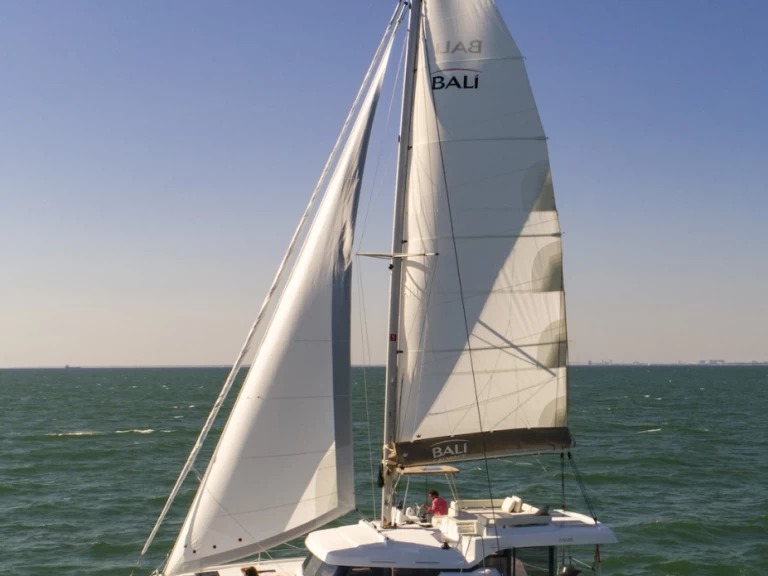 Noleggio Catamarano Bali con patente nautica