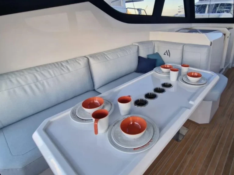 Barca a motore a noleggio a Cogolin al miglior prezzo