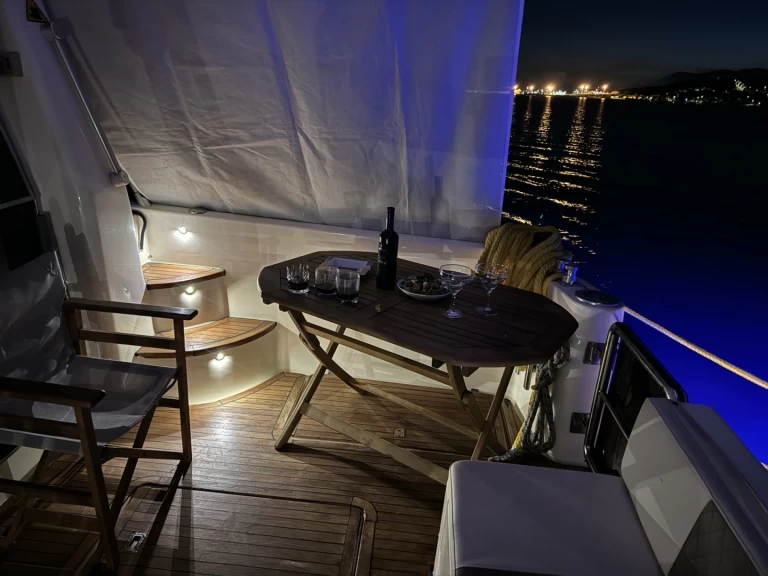 Barca a motore a noleggio a Álimos al miglior prezzo