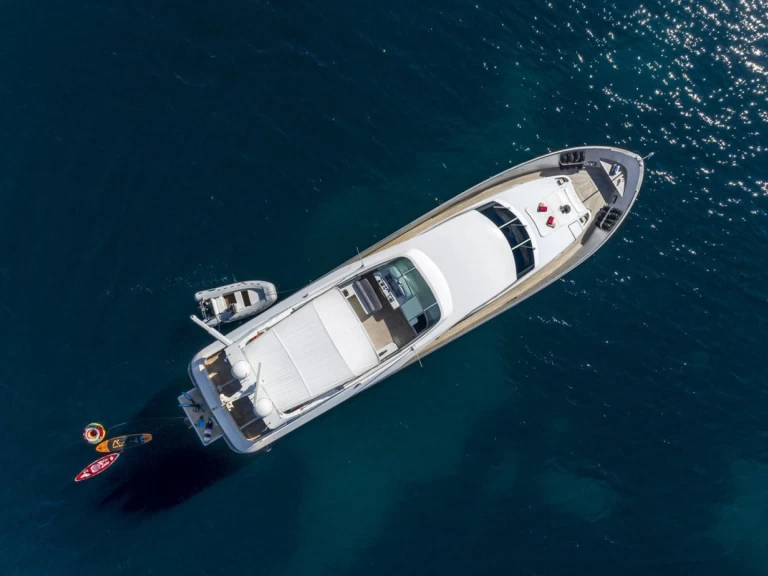 Noleggio Yacht di lusso Admiral Yachts con patente nautica