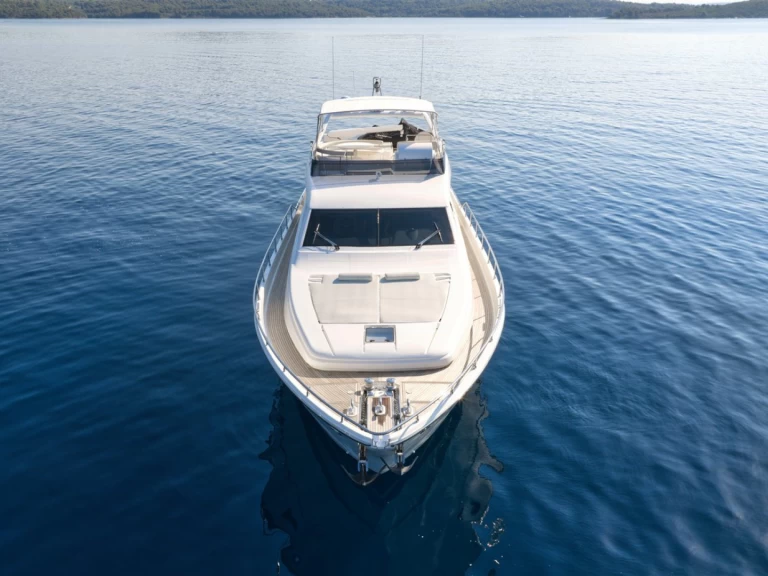 Noleggio Yacht di lusso Ferretti con patente nautica