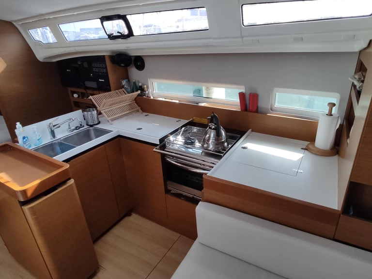 Noleggio barche Jeanneau Sun Odyssey 410 a Il Pireo su Samboat
